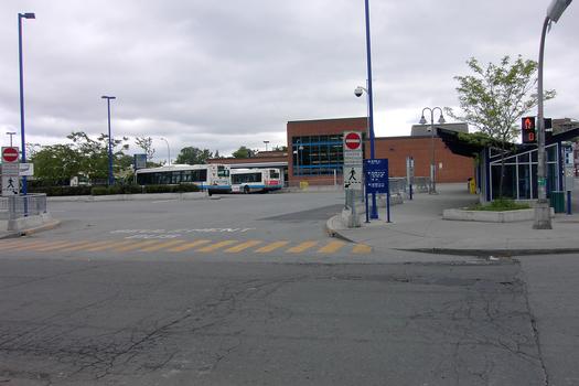 Station terminale Côte-Vertu; Terminus d'autobus local de la station. 01/31 Ligne Orange Métro de Montréal