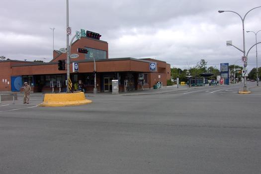 Station terminale Côte-Vertu; ÉdiculeNord de la station il est situé à l'angle des boulevards Côte-Vertu et Décarie; arrondissement Saint-Laurent. 01/31 Ligne Orange Métro de Montréal