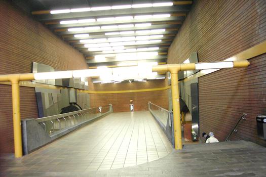 Station terminale Côte-Vertu; Au niveau de la passerelle qui traverse les quais et les voies. 01/31 Ligne Orange Métro de Montréal