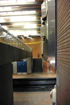 Station terminale Côte-Vertu; Escalier longeant la passerelle pour accéder au quai direction Montmorency. Cette direction est vers la droite. 01/31 Ligne Orange Métro de Montréal