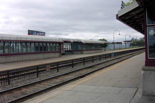 Station Vendôme; Aperçu de la gare inter-modale avec le train de banlieue allant du West-Island jusqu'à rigaud, qui est situé environ quarante kilomètres plus è l'ouest. 09/31 Ligne Orange Métro de Montréal