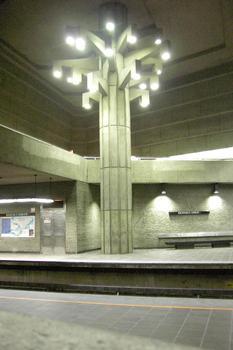 Station Georges-Vanier; l'arbre de béton, colone stylisée supportant une partie du plafond de la station. À mi-hauteur de la photo, on voit la passerelle qui traverse les quais et les voies de la station. 12/31 Ligne Orange Métro de Montréal