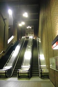 Station Lucien-L'Allier; Aperçu du troisième série d'escaliers reliant le niveau mezzanine au fond, au niveau intermédiaire inférieur de la station. 13/31 Ligne Orange Métro de Montréal