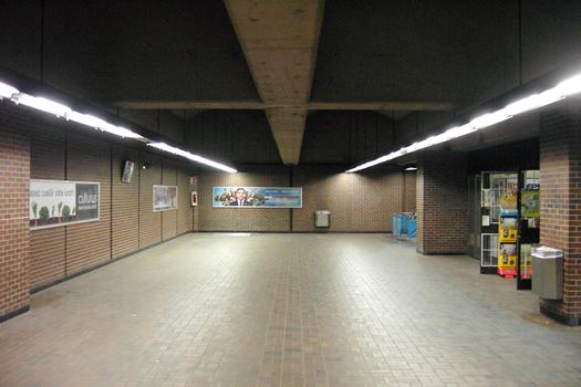 Station Lucien-L'Allier; section de corridor entre le deuxième et le troisième escalier; il s'agit du niveau intermédiaire supérieur de la station; le haut du troisième escalier atteint la surface. 13/31 Ligne Orange Métro de Montréal