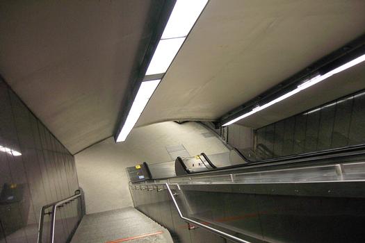 Station Laurier; Escaliers mécaniques reliant le niveau de la guérite de perception, au niveau de la passerelle surplombant les voies en bas. 21/31 Ligne Orange Métro de Montréal