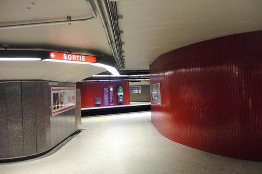 Station Laurier; Corridor d'accès à l'extrémité Sud de la station, il dessert le quai direction Montmorency (vers la droite). De l'autre côté des voies, on aperçoit le corridor desservant le quai direction Côte-Vertu (vers la gauche). 21/31 Ligne Orange Métro de Montréal