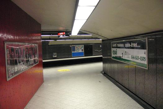 Station Laurier; Corridor débouchant sur le quai direction Montmorency (vers la droite); quai de l'autre côté des voies, direction Côte-Vertu (vers la gauche). 21/31 Ligne Orange Métro de Montréal