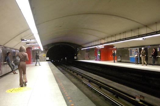 Station Laurier; Au tiers de sa longueur, on voit l'extrémité sud de la station, regardant direction Côte-Vertu. Image captée sur le quai direction Côte-Vertu. 21/31 Ligne Orange Métro de Montréal