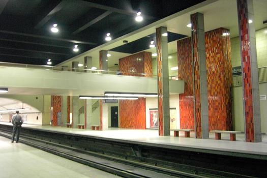 Station Rosemont; Sur le quai direction Côte-Vertu, regardant dans le sens inverse (Montmorency). Aperçu de la passerelle traversant la grande salle de la station. 22/31 Ligne Orange Métro de Montréal