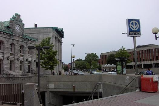 Station Place-Saint-Henri; édicule souterrain de la station; situé rue Notre-Dame Ouest. 10/31 Ligne Orange Métro de Montréal