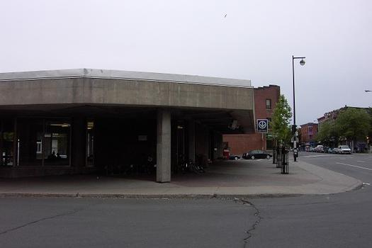 Station Place-Saint-Henri; Partie avant de l'édicule sud de la station, situé rue Notre-Dame Ouest, arrondissement Saint-Henri Ville-Émard. 10/31 Ligne Orange Métro de Montréal