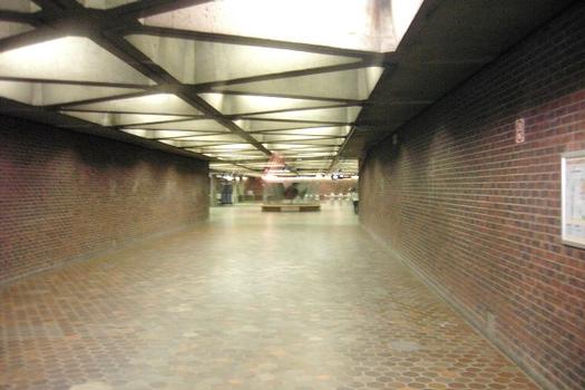 Station Place-Saint-Henri; Corridor reliant l'édicule Est à l'édicule Sud et la mezzanine de la station (niveau guérite de perception). Ce corridor passe en tranchée couverte sous la rue Notre-Dame. 10/31 Ligne Orange Métro de Montréal