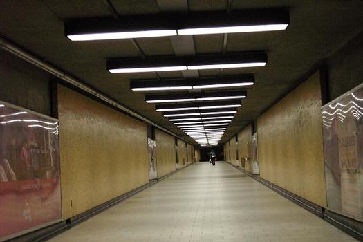 Station Square-Victoria; Corridor d'accès reliant le niveau mezzanine à la rotonde souterraine, édicule sud de la station. Place-Victoria, Centre de Commerce Mondial de Montréal et autres grands édifices. 15/31 Ligne Orange Métro de Montréal