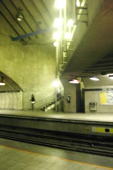 Station Côte-Sainte-Catherine; Sur le quai direction Côte-Vertu (à droite), de l'autre côté, quai direction Montmorency (à gauche). Sous la mezzanine enjambant les voies et les quais. 06/31 Ligne Orange Métro de Montréal
