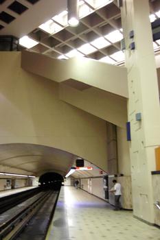 Station Crémazie; En regardant vers le Sud en direction Côte-Vertu. En haut du plan incliné supportant les escaliers, c'est le niveau mezzanine et la guérite de perception; 26/31 Ligne Orange Métro de Montréal
