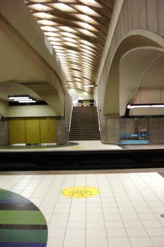 Station Jarry; Juste en dessous de la passerelle qui franchit les quais et les voies de la station, elle est située à l'extrémité Nord de la station. Image prise sur le quai direction Côte-Vertu (vers la droite); la direction Montmorency est quant à elle, vers la gauche. 25/31 Ligne Orange Métro de Montréal