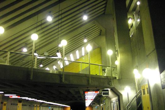 Station Côte-Sainte-Catherine; Sur le quai direction Côte-Vertu; vue sur la mezzanine et le plafond de la grande salle de la station. 06/31 Ligne Orange Métro de Montréal