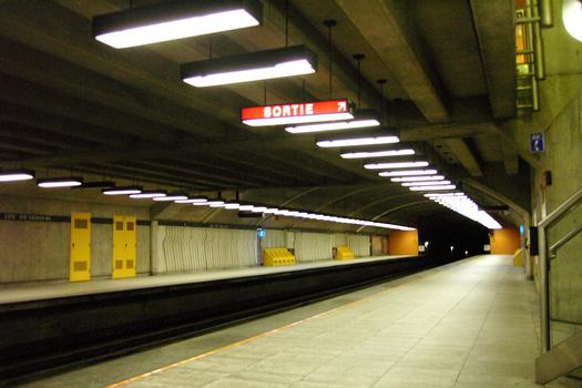 Station Côte-Sainte-Catherine; sous le niveau passerelle, Sur le quai direction Côte-Vertu, et regardant aussi vers cette destination. 06/31 Ligne Orange Métro de Montréal