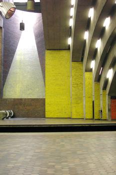Station Place-Saint-Henri; Vue sur la grande salle de la station; on aperçoit sur le côté nord de la station, l'escalier reliant le quai direction Côte-Vertu à la mezzanine. 10/31 Ligne Orange Métro de Montréal