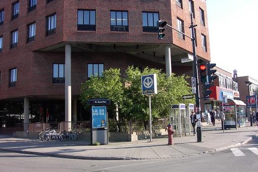 Station terminale et de correspondance Snowdon; Édicule de la station intégré à un édifice qui est la propriété de la Société de Transports de Montréal; c'est situé à l'angle de l'avenue Westburn et du chemin Queen-Mary, arrondissement Notre-Dame de Grace. 12/12 Lignes Bleue et Orange Métro de Montréal
