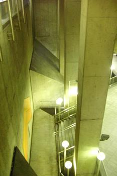 Station Côte-Sainte-Catherine; vue du haut de l'escalier mécanique sur une partie de la mezzanine et l'escalier menant à un des quais. 06/31 Ligne Orange Métro de Montréal