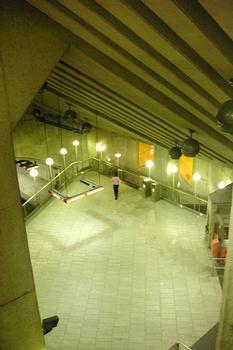 Station Côte-Sainte-Catherine; vue quasi-totale sur le niveau de la mezzanine, à droite le truc de couleur orange, c'est la guérite de perception; à gauche à mi hauteur de l'image, on aperçoit le quai direction Montmorency 06/31 Ligne Orange Métro de Montréal