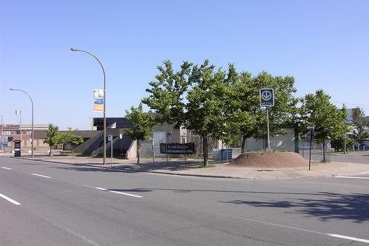 Station de La Savane: Regardant vers le nord, à proximité de l'échangeur Décarie, Jct des autoroutes Métropolitaine et Décarie. 03/31 Ligne Orange Métro de Montréal