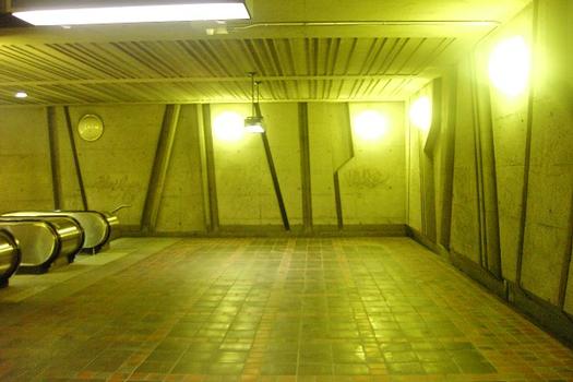 Station De La Savane; Partie en sous-bassement de l'édicule, corridor sous la rue rejoignant les escaliers mécaniques qui descendent au niveau de la mezzanine. 03/31 Ligne Orange Métro de Montréal