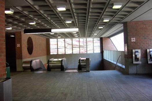 Station Du-Collège; Intérieur de l'édicule, vue sur les escalier en direction sud. 02/31 Ligne Orange Métro de Montréal