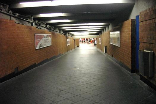 Station terminale Côte-Vertu; corridor d'accès reliant l'édicule sud au niveau de la guérite de perception de la station. Ce corridor passe sous le boulevard Côte-Vertu. 01/31 Ligne Orange Métro de Montréal