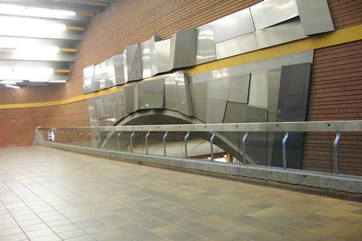 Métro von Montreal - Orange Linie - Bahnhof Côte-Vertu