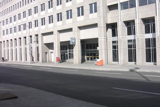 Station Crémazie; Édicule Nord de la station; il est intégré au siège social du Syndicat de la Fédération des Travailleurs du Québec ou F.T.Q. Entrée frontale de l'édifice situé angle boulevard Crémazie et rue Berri. 26/31 Ligne Orange Métro de Montréal