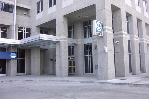Station Crémazie; Édicule Nord de la station; il est intégré au siège social du Syndicat de la Fédération des Travailleurs du Québec ou F.T.Q. Entrée arrière de l'édifice. 26/31 Ligne Orange Métro de Montréal