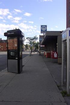 Station Jarry; vue latérale de l'édicule de la station, édicule situé angle Jarry et Saint-Denis. 25/31 Ligne Orange Métro de Montréal