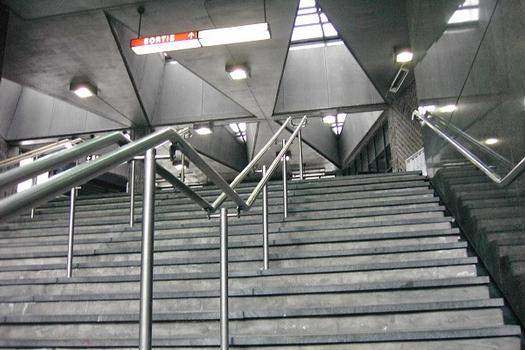 Station Laurier; En quittant le niveau de la guérite, pour accéder aux escaliers menant en surface dans l'édicule Sud; Un aperçu des couleurs et détails du plafond de l'édicule, 21/31 Ligne Orange Métro de Montréal