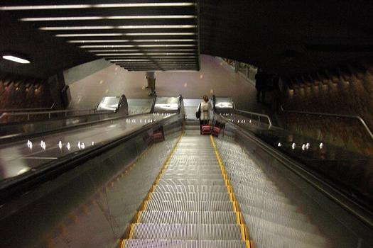 Station Mont-Royal: Escalier mécanique menant de l'édicule au niveau de la guérite de perception en bas. 20/31 Ligne Orange Métro de Montréal