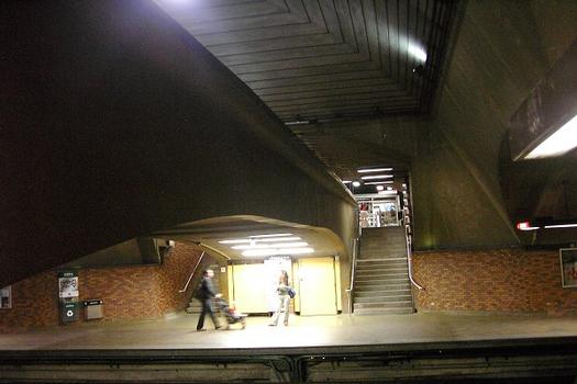 Station Mont-Royal; Escaliers d'accès aux quais de la station, à proximité de la passerelle enjambant les quais et les voies de la station. À gauche direction Côte-Vertu (Sud), à droite direction Montmorency (Nord). 20/31 Ligne Orange Métro de Montréal