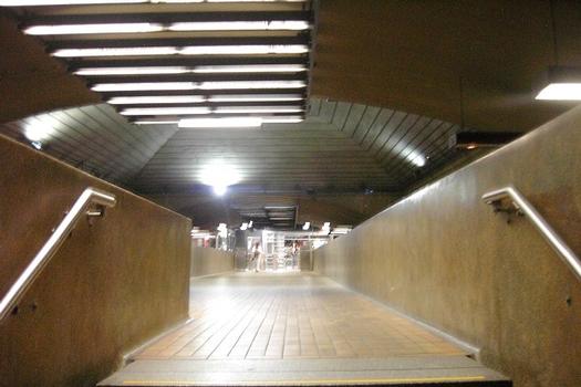 Station Mont-Royal; Quittant le quai direction Montmorency, et accédant à la passerelle qui traverse les quais et les voies de la station. Droit devant, à l'autre extrémité de la passerelle, c'est la guérite de perception et l'escalier menant en surface. 20/31 Ligne Orange Métro de Montréal