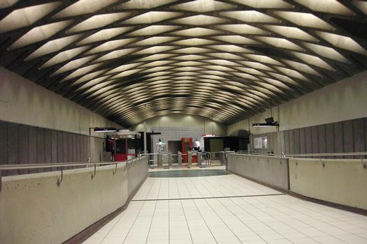 Station Jarry; Au fond de la passerelle, regardant vers la guérite de perception; Au bout du mur de droite, sous la voute, c'est l'escalier mécanique qui mène en surface. 25/31 Ligne Orange Métro de Montréal