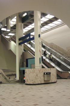 Station Crémazie; Au fond de la station, sur le niveau de la passerelle inter-quais, Un aperçu de l'architecture et des escaliers mécaniques dans la grande salle de la station. 26/31 Ligne Orange Métro de Montréal
