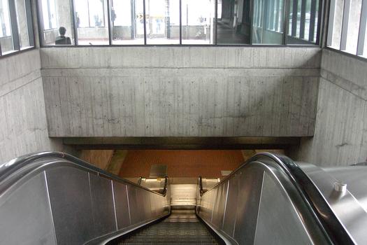 Station terminale Honoré-Beaugrand; située angle des rues Sherbrooke et Honoré-Beaugrand, desservant les arrondissement Tétreaultville et Anjou. Escalier mécanique de l'édicule Sud, menant au niveau mezzanine de la station. 01/27 Ligne Verte Métro de Montréal