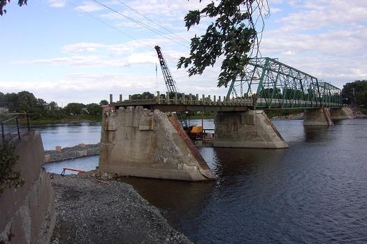 Démantèlement partiel du vieux pont de Terrebonne (pont Préfontaine-Prévost) reliait Laval à Terrebonne (en regardant vers Laval, vue depuis Terrebonne)