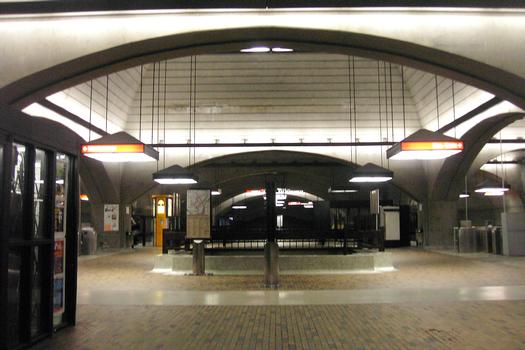 Station Bonaventure; Partie centrale de la station, sur le niveau mezzanine,(guérites de perception), en regardant vers l'ouest. 14/31 Ligne Orange Métro de Montréal