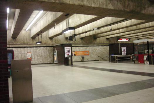 Station Square-Victoria;. Aperçu de la mezzanine (extrémité ouest) après avoir acquitté son droit de passage, en franchissant la guérite de perception. Mur nord de la station, celui que longe le quai direction Côte-Vertu (à gauche). 15/31 Ligne Orange Métro de Montréal