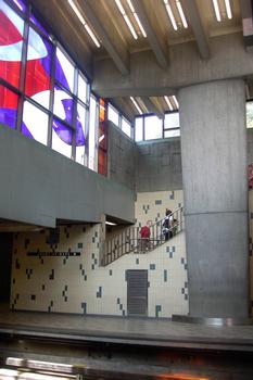 Station Champs-De-Mars; Aperçu de l'escalier reliant le quai direction Côte-Vertu, à la mezzanine en haut à droite; vue de l'extrémité Ouest de l'édicule de la station. 17/31 Ligne Orange Métro de Montréal