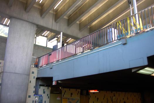 Station Champs-De-Mars; Vue de l'extrémité Ouest de la Mezzanine qui enjambe les quais et les voies de la station. Directions, Côte-Vertu à gauche, Montmorency à droite. 17/31 Ligne Orange Métro de Montréal