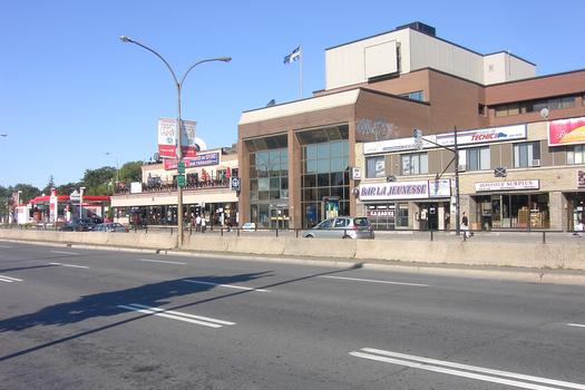 Station Henri-Bourassa; Édicule Nord desservant le terminus régional d'autobus de Laval et autres banlieues de la Couronne-Nord. 28/31 Ligne Orange Métro de Montréal
