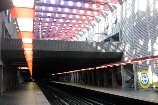 Station Préfontaine; Regardant vers l'Ouest en direction de Angrignon, image captée à partir du quai direction Honoré-Beaugrand. 09/27 Ligne Verte Métro de Montréal