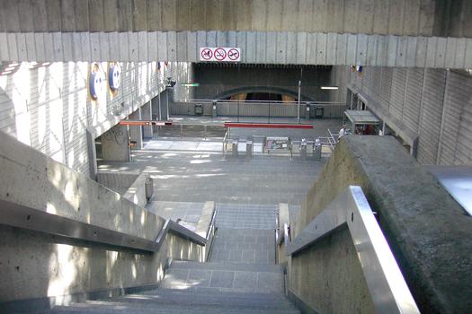 Station Préfontaine; Aperçu du niveai de la mezzanine vue depuis le haut de l'escalier en surface; Grande salle de la station, construite à ciel ouvert et recouverte d'une verrière sur structure d'acier. 09/27 Ligne Verte Métro de Montréal
