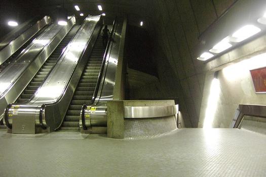 Station Radisson; Sur la passerelle inter-quais, côté donnant au dessus du quai direction Honoré-Beaugrand. Les escaliers mécaniques mênent au niveau mezzanine, là où se trouve la guérite de perception. 02/27 Ligne Verte Métro de Montréal